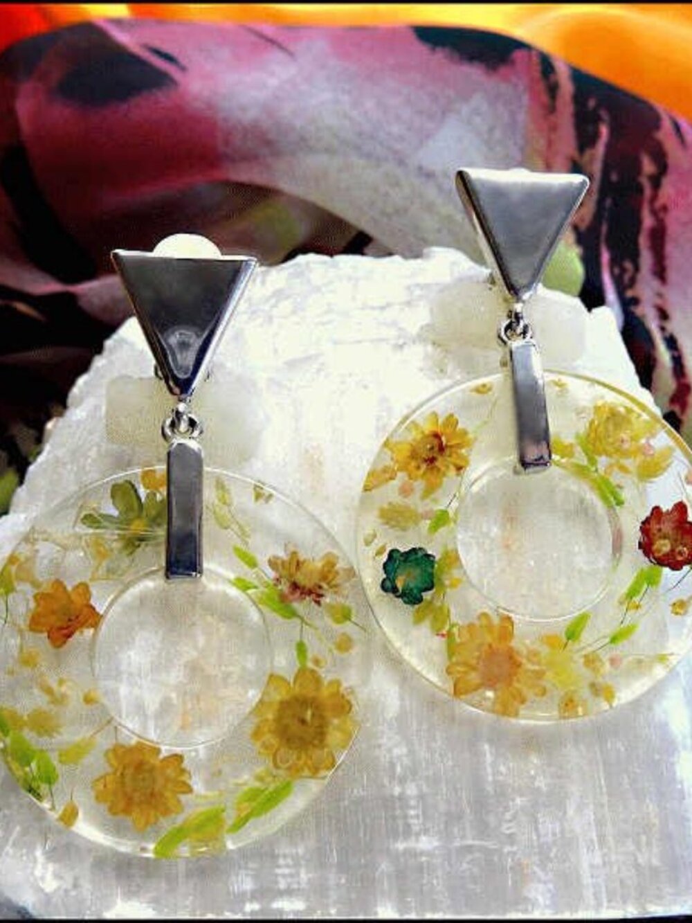 1970s Authentic Vintage Hoop Clip Earrings Clear Lucite w Dried Flowers